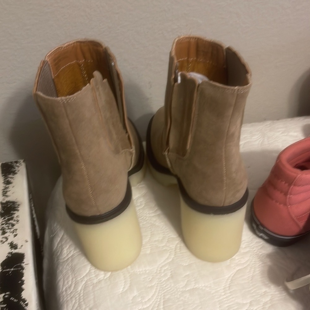 Woman’s tan suede booties w bubblegum soul. Oasis society - Picture 3 of 5
